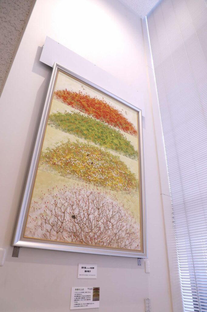 「満天星の四季」はエレベーター前に展示されています。