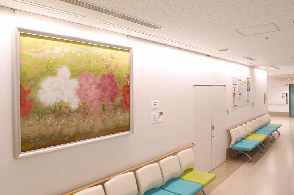 「路傍の春」は２階外来廊下に展示されています。